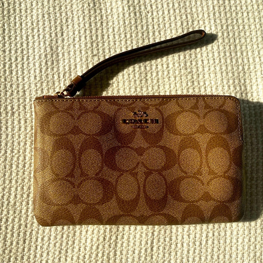 Coach Large Corner Zip Wristlet in Signature Canvas - Gold/Khaki
